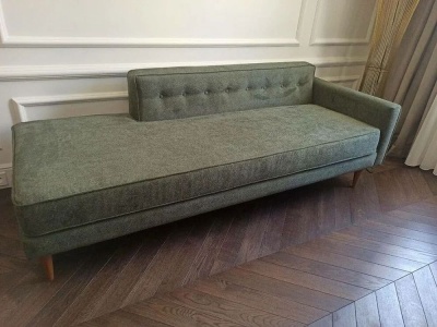 Фото Двухместный диван Bantam Studio красного цвета